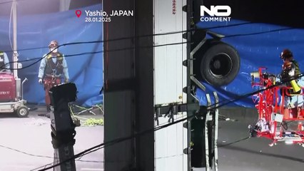 NO COMMENT: Un camión es engullido por un socavón en Japón y las labores de rescate se complican por un segundo agujero
