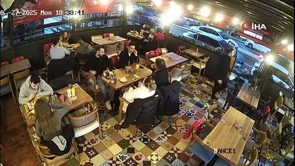 Restoranda korku dolu anlar! Seyir halindeki araçtan atıldı