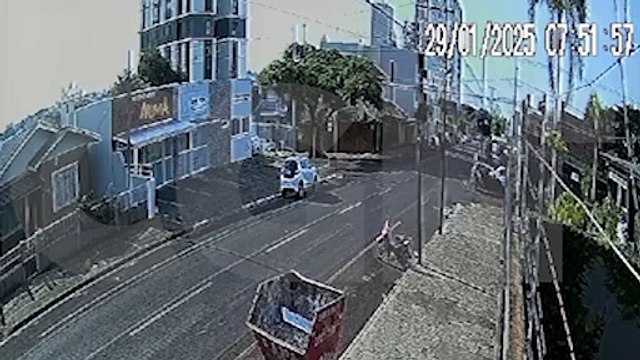 Vídeo mostra colisão entre carro e patinete que deixou jovem ferida na Rua Marechal Cândido Rondon