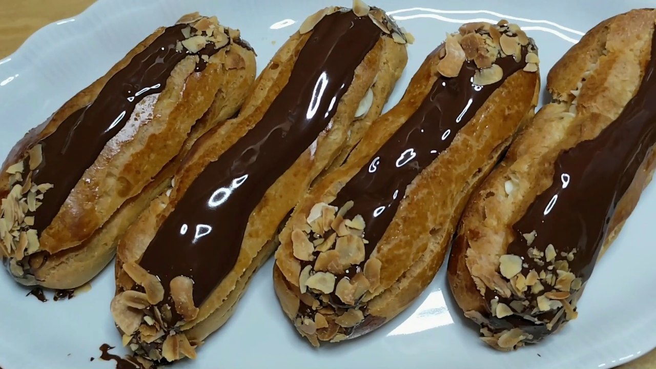 Eclairs with olive oil and pastry cream with anthotyro cheese (sweet mizithra)Εκλέρ με ελαιόλαδο και κρέμα ζαχαροπλαστικής με ανθότυρο