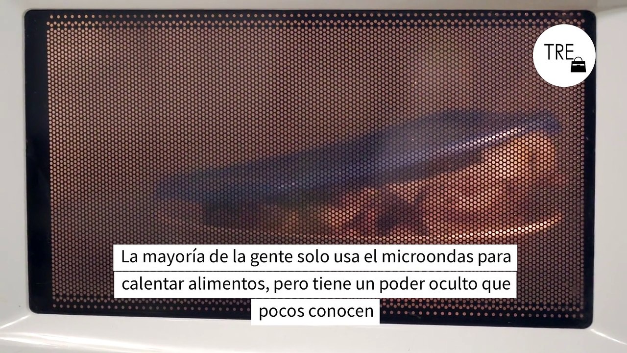 Poca gente lo sabe pero meter un estropajo en el microondas es el mejor truco de limpieza que alguien puede conocer