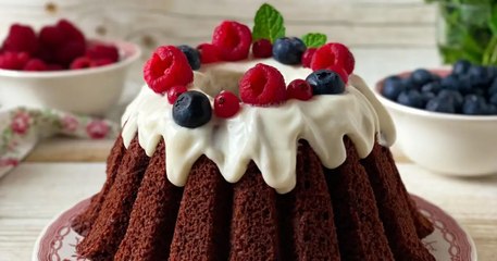 Bizcocho Red Velvet con frutos rojos