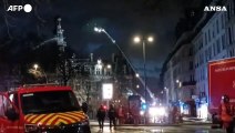 Incendio nella notte a Parigi, domato dopo tre ore