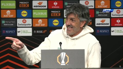 Imanol recibe a un periodista cantando en plena rueda de prensa