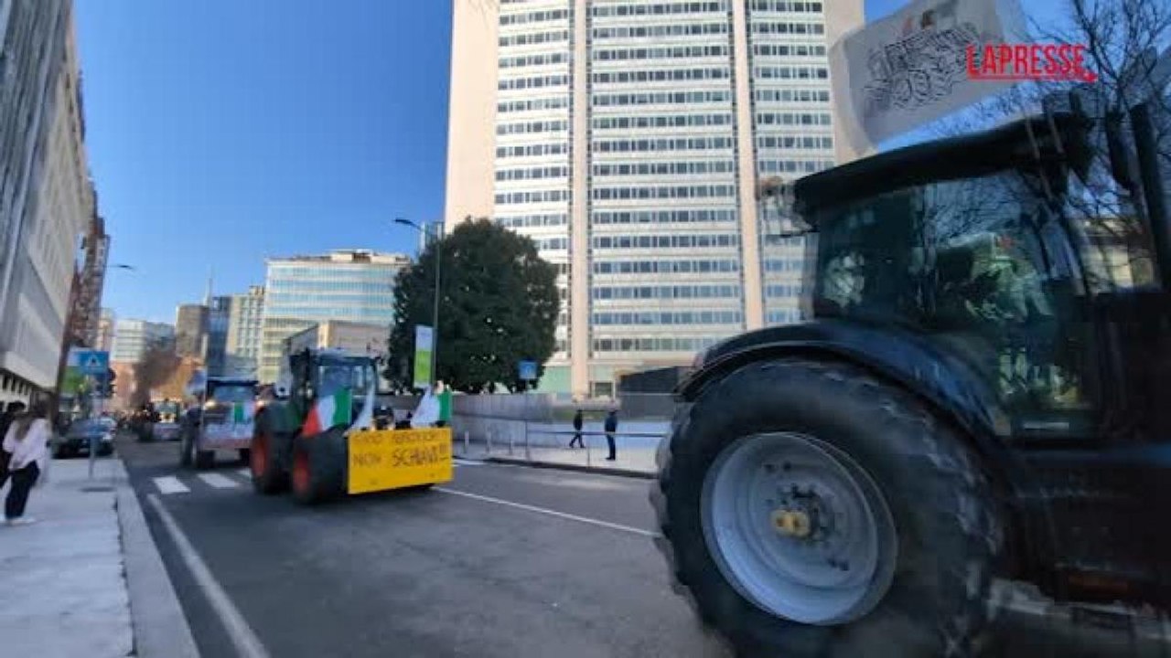 A Milano trattori sotto al Pirellone, un agricoltore spiega i motivi della protesta