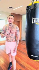 أحمد الفيشاوي يستعرض مهاراته في الملاكمة ويثير الجدل بالوشوم