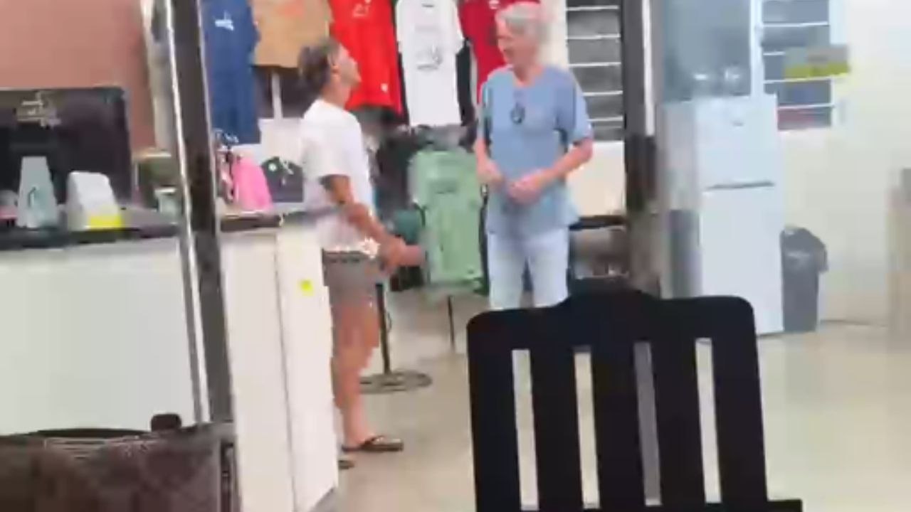 Heartfelt surprise: Girl returns early from Tha...