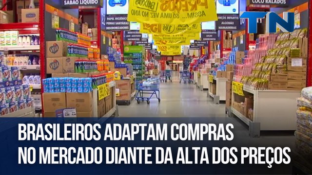 Brasileiros adaptam compras no mercado diante da alta dos preços