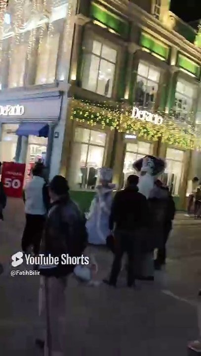 Özbekistan'ın İstiklal Caddesi Taşkent'de Bulunan Milliy Bag' (Millet Bahçesi)