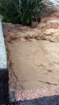 Chuvas formam cachoeira e alagam ruas em cidade no Sul de SC