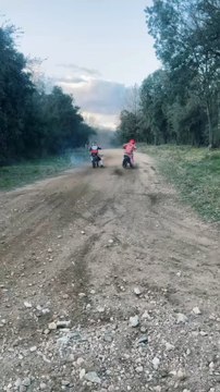 🔥 Duel explosif entre deux 85 SX au départ arrêté ! Qui remportera la bataille ? 🏁💨 🏍️💥 Accélération, adrénaline et puissance au rendez-vous ! 🔊 Active le son et dis-nous en commentaire qui a le meilleur départ ! 👇