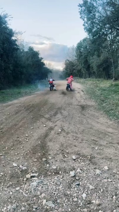 🔥 Duel explosif entre deux 85 SX au départ arrêté ! Qui remportera la bataille ? 🏁💨  🏍️💥 Accélération, adrénaline et puissance au rendez-vous !  🔊 Active le son et dis-nous en commentaire qui a le meilleur départ ! 👇