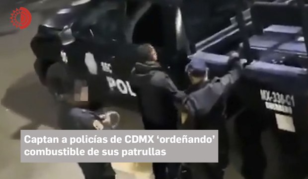 Captan a policías de CDMX ‘ordeñando’ combustible de sus patrullas