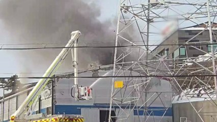 경기 화성 자동차부품 창고에 불...진화 중 / YTN