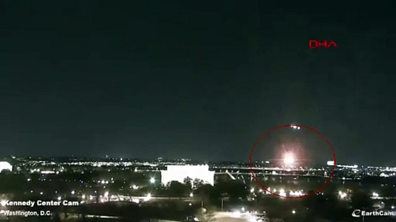 ABD'de helikopter ile çarpışan yolcu uçağı nehre düştü