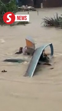Boat carrying flood victims capsizes in Kamunting, Sarawak