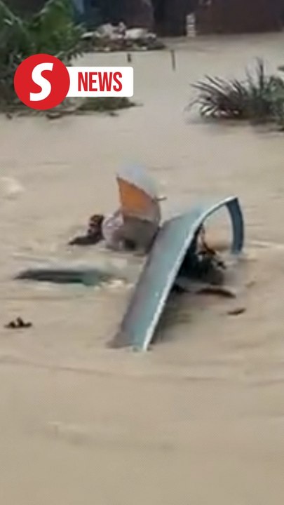 Boat carrying flood victims capsizes in Kamunting, Sarawak