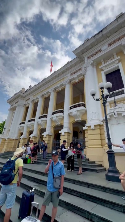 “At the Hanoi opera house 🇻🇳