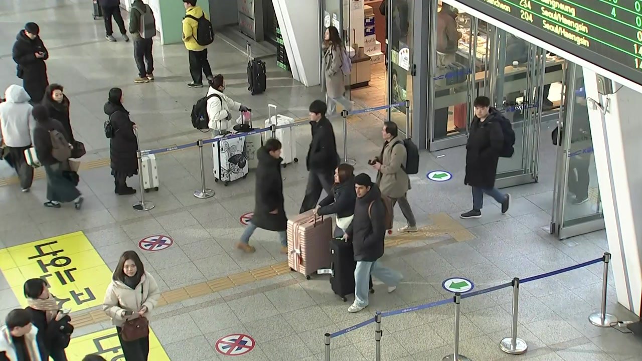 설 귀경 행렬로 서울역 북적..."벌써 그리워요" / YTN