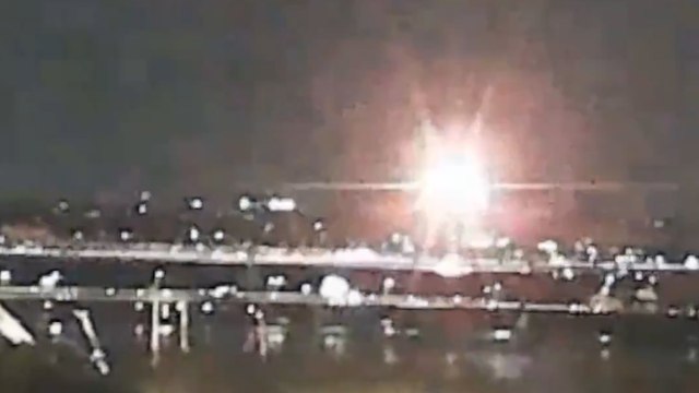 Momento del choque entre un avión de American Airlines y un helicóptero militar en Washington