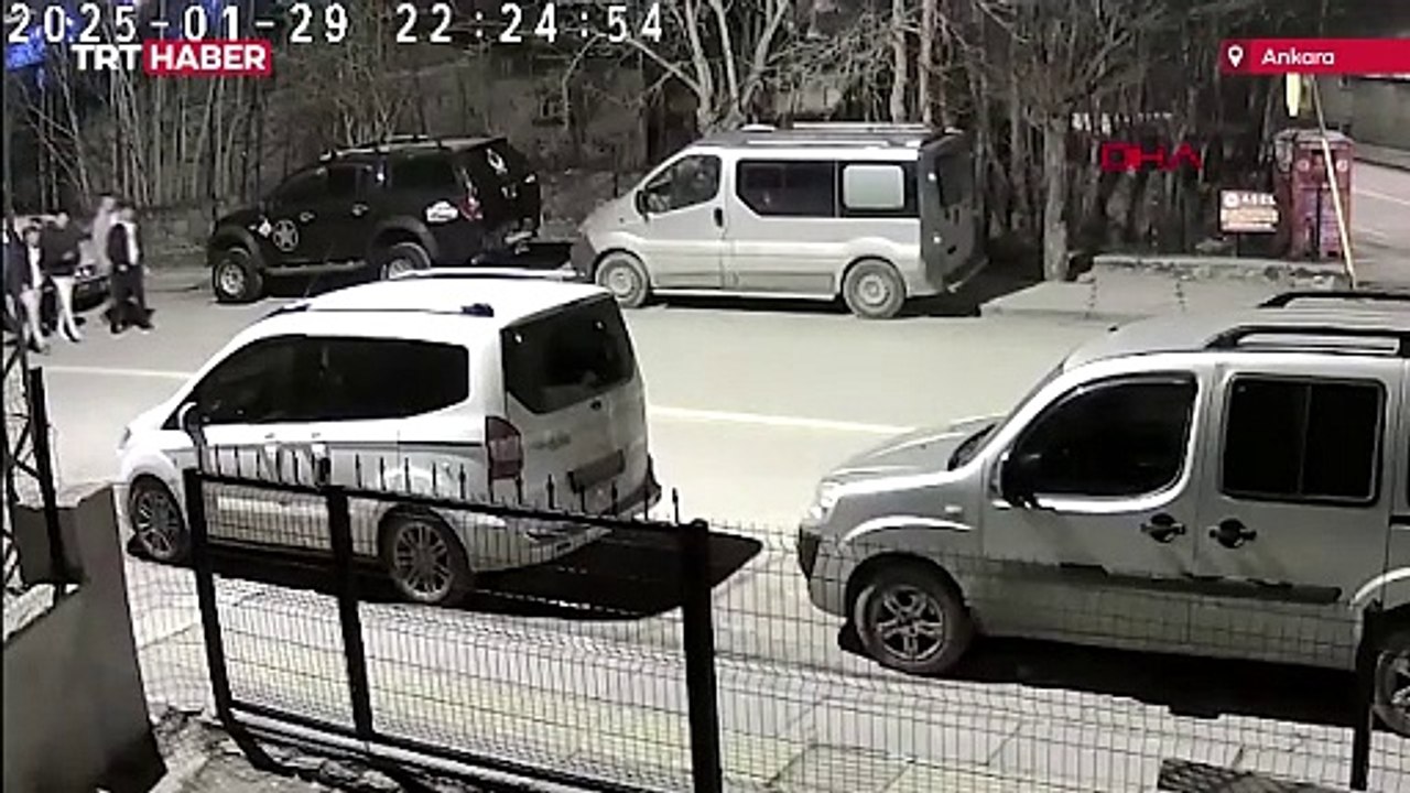 Ankara’da otomobil öğrencilerin arasına daldı: O anlar kamerada