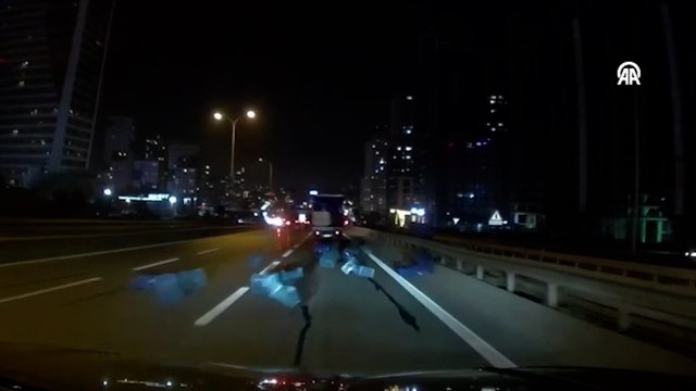 Esenyurt'ta hareket halinde olan kamyonetteki kasaların yola düşmesi kamerada