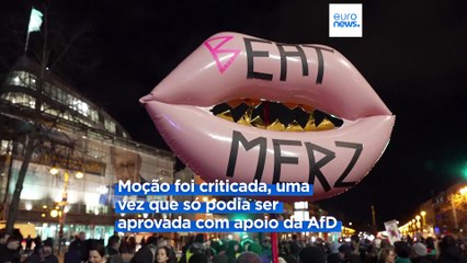 Centenas protestam na Alemanha contra política de migração mais rigorosa apoiada pela extrema-direita