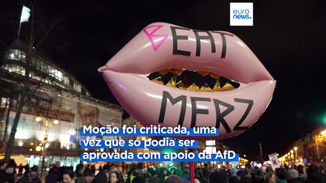 Centenas protestam na Alemanha contra política de migração mais rigorosa apoiada pela extrema-direita