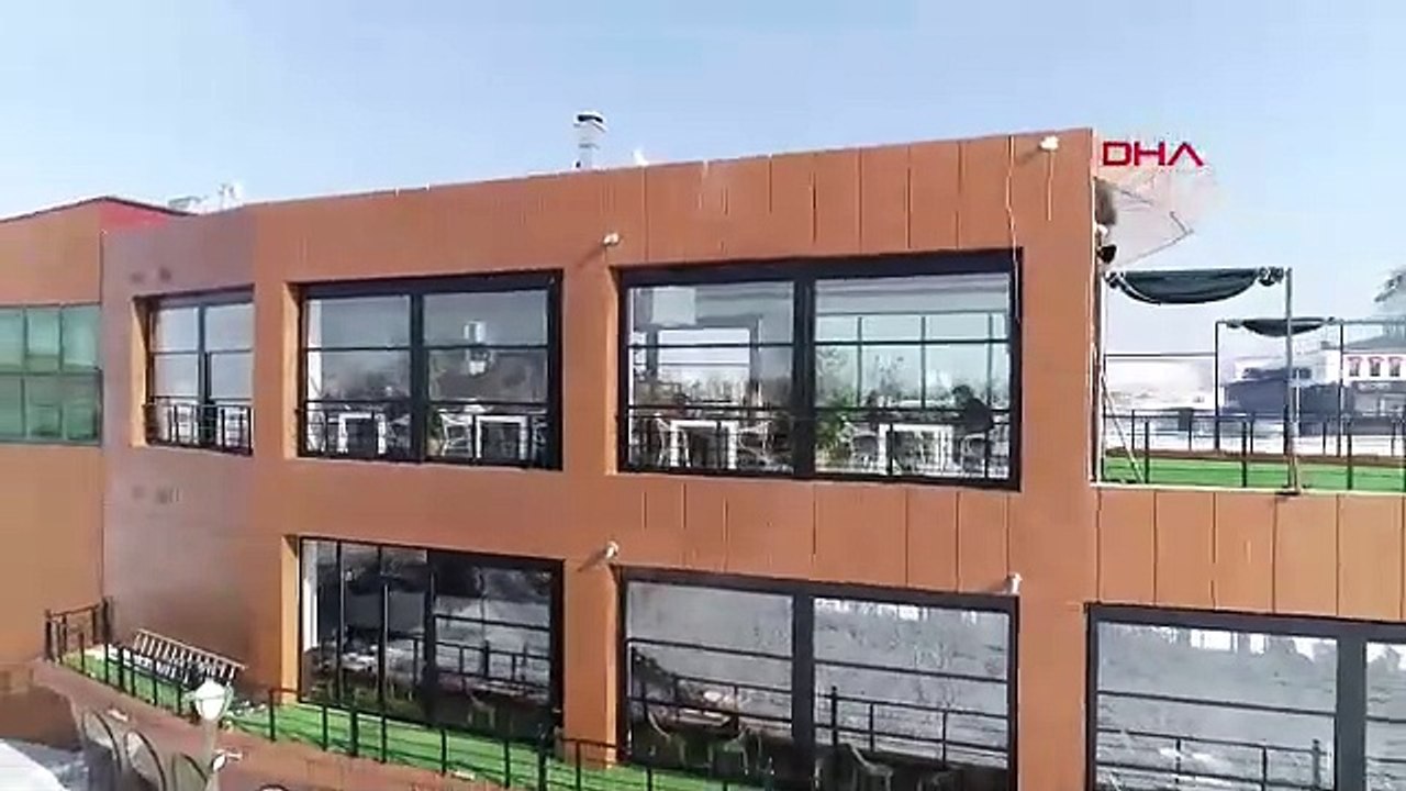 Türkiye'nin yazın piknikçilerin akın ettiği ''yapay göl''ü kış aylarında buz pisti oldu