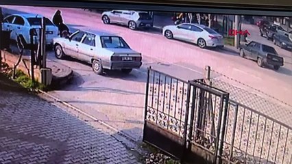 Motosiklet çarpan oğlunu kucağında sağlık ocağına taşıdı