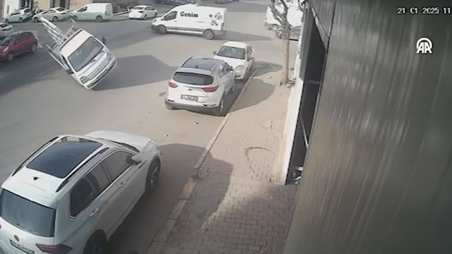 İstanbul'da akıl almaz kaza: Panelvan kamyoneti böyle devirdi