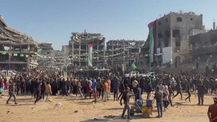 Una rehén israelí sube a un escenario para escenificar su liberación