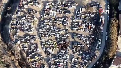 Esad'ın askerleri el koymuştu: Binlerce araç otoparkta çürüyor