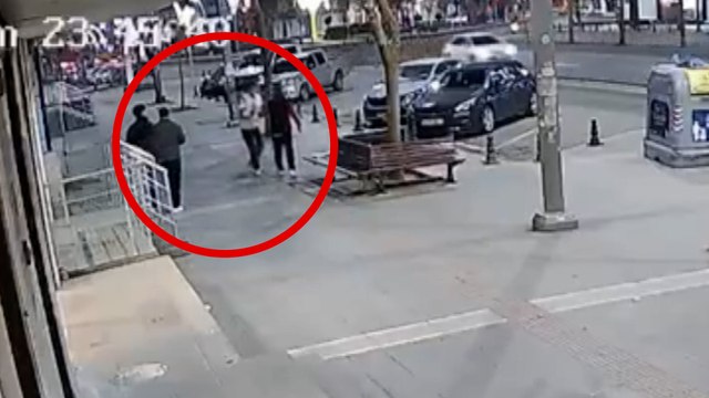 Yolda yürüyen 2 kardeşi tehdit edip cep telefonlarını çaldılar! O anlar kamerada