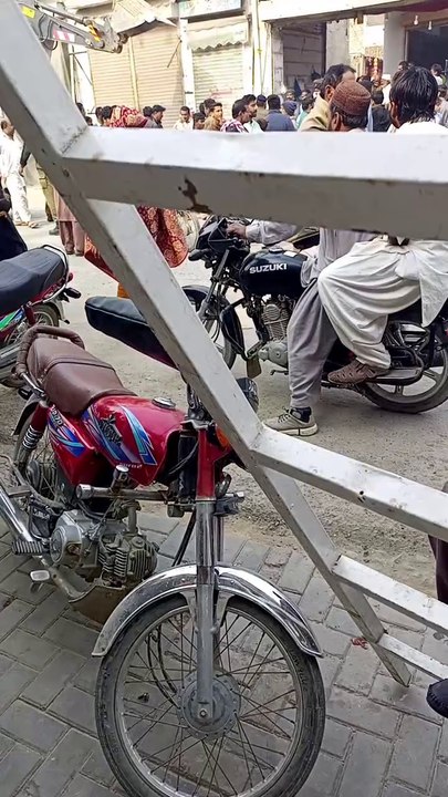 السلام علیکم دوستو ڈیرہ روڈ شنواری پمپ کے اوپر چار گیس کنٹینر رکے ہوئے تھے وہاں آچانک آگ لگنے سے کنٹینر میں دھماکہ ہونے کی وجہ سے  بھاری بھرکم نقصان ہوا ریسکیو اور پنجاب پولیس اور دیگر ادارے بھی موجود  25-1-28