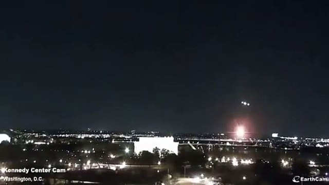 Washington: un avión de American Airlines chocó con un helicóptero militar y se estrelló en el río Potomac