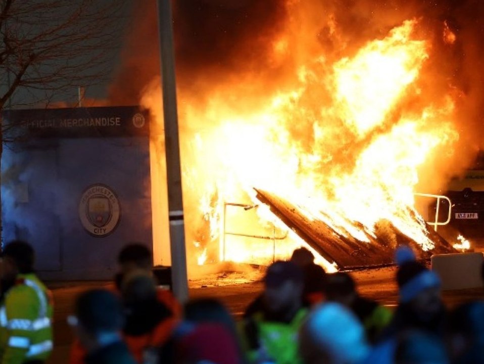 Meterhohe Flammen vor Man City-Spiel: Fanshop brennt am Etihad-Stadion