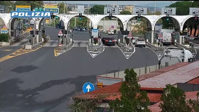 La folle manovra di un camionista senza patente per sfuggire ad un posto di blocco sulla A18 Messina-Catania