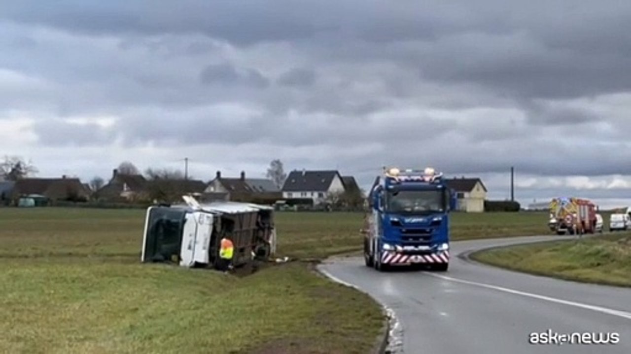 Si ribalta una scuolabus, in Francia studentessa di 15 anni muore
