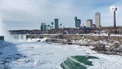 Las cataratas del Niágara amanecen casi congeladas y rodeadas de nieve