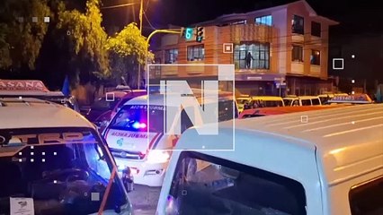 Transportistas de Quillacollo bloquean vías y no permiten el paso de una ambulancia