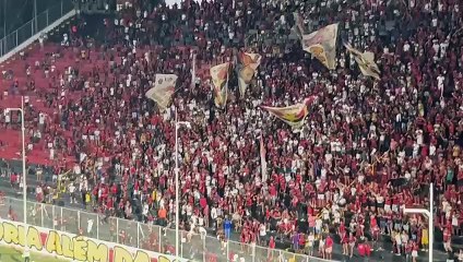Filho de Matheusinho é homenageado por torcedores do Vitória no Barradão; assista