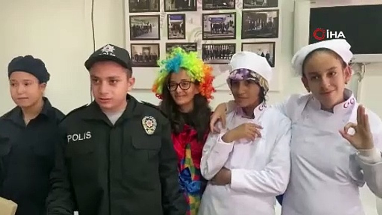 Hayallerindeki mesleklerle ilgili kıyafetler giyip diplomayı meslek sahiplerinden aldılar