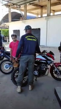 Guardas colocam ouvido de motociclista no escape de moto e aceleram; vídeo viraliza