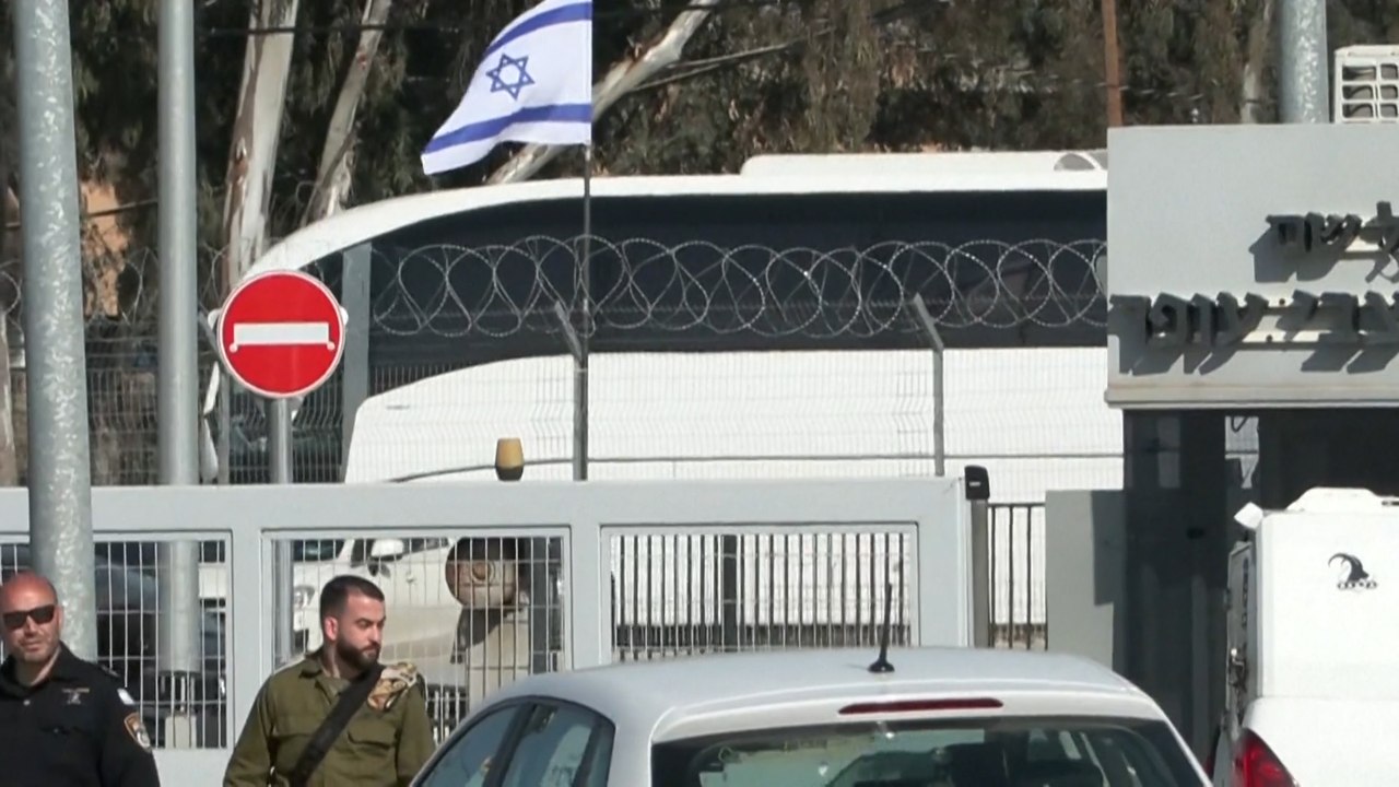 Des bus transportant des prisonniers palestiniens font demi-tour vers la prison d'Ofer
