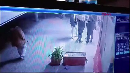 Arkadaşına yeni aldığı silahı gösterirken katil oldu