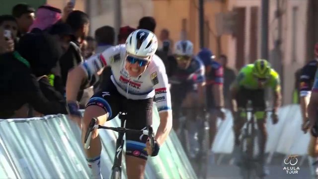 Cyclisme - AlUla Tour 2025 - Tim Merlier remporte une 3e étape chaotique, avec bordures et chute dans le final