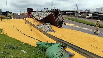 Caminhão carregado com milho tomba no Trevo Cataratas