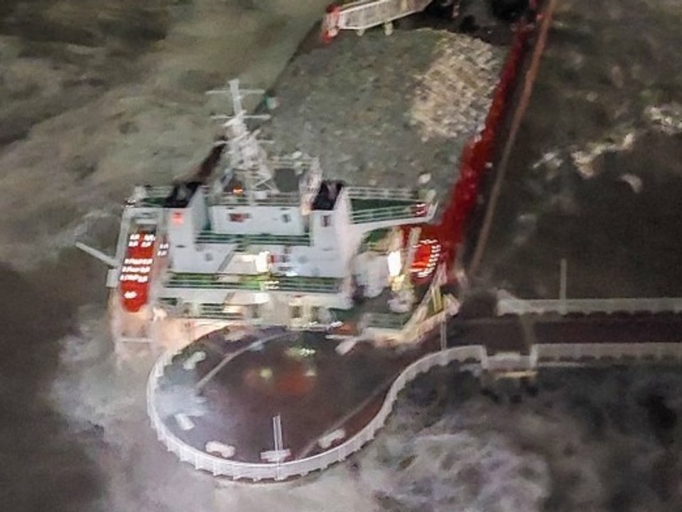 Frachtschiff zerstört italienischen Pier und kippt mit Ladung um