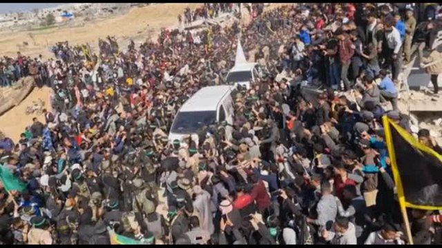 Il caos a Khan Yunis durante il rilascio degli ostaggi